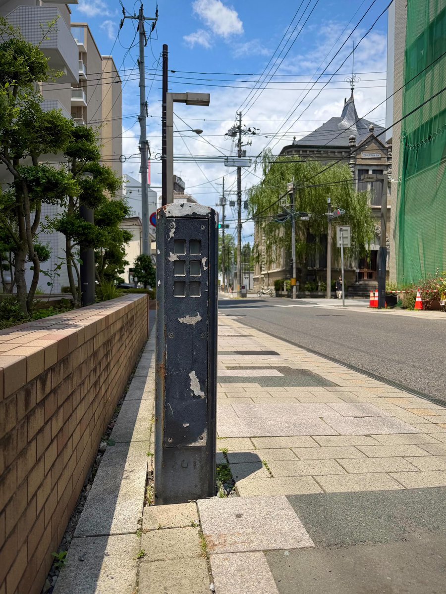 iwachu_staff's tweet photo. 盛岡の肴町アーケード付近に点在する、こちらの車止め、実は岩鋳で製造させていただきました。

そのほとんどは年季が入っておりますが、それだけ長く街を見守っているということ。

大変光栄に思います😊

#岩鋳 #iwachu 
#南部鉄器 #盛岡 
#実は岩鋳 https://t.co/P01VDsrrJY