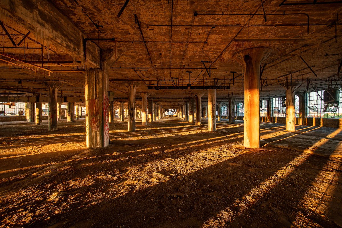 ExploresMr's tweet photo. Golden hour into sunset at the abandoned Fisher Body #21 automobile plant in Detroit, Michigan (summer 2022). https://t.co/xNLL2VGDCd