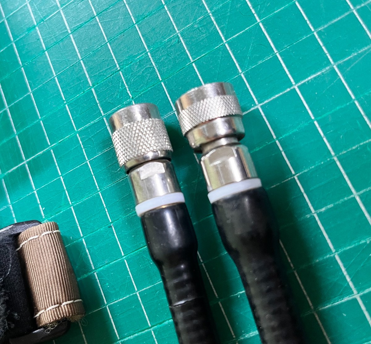 Deadman1879's tweet photo. 先端のチップの色と根本のチェッカリングに差があるけど、1枚目の通りデルタは両方持ってる。

2枚目3枚目は出本間違いない2本。

写真が多いのは濃い方だと思うんだけど、間違いなく薄くて明るい方も使ってるからどういう法則なのかまだわからない。周波数帯違う？ https://t.co/VWdLSPeaGk