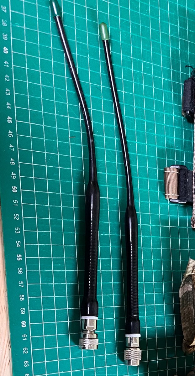 Deadman1879's tweet photo. 先端のチップの色と根本のチェッカリングに差があるけど、1枚目の通りデルタは両方持ってる。

2枚目3枚目は出本間違いない2本。

写真が多いのは濃い方だと思うんだけど、間違いなく薄くて明るい方も使ってるからどういう法則なのかまだわからない。周波数帯違う？ https://t.co/VWdLSPeaGk
