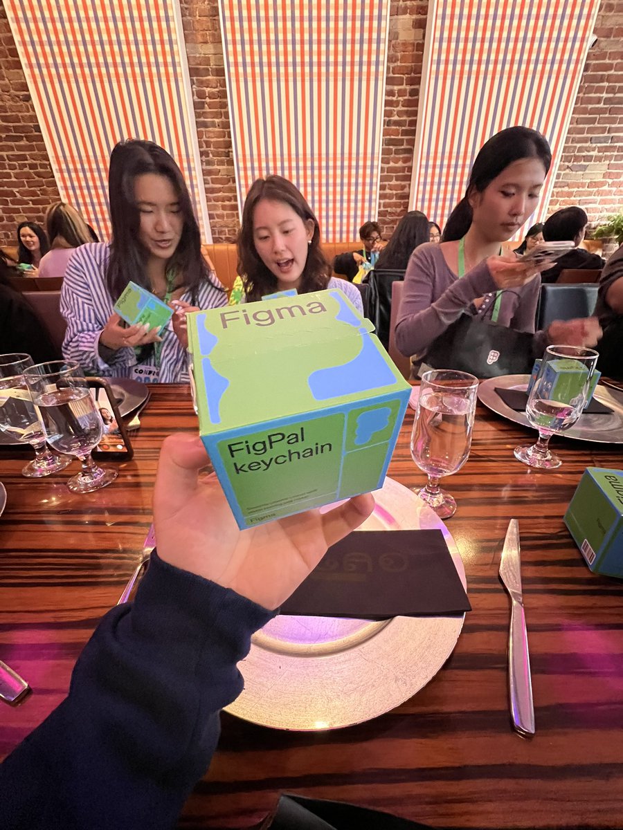 bmptrsn's tweet photo. HOLY @figma #CONFIG BLIND BOXES

THANK YOU @jchenwan @FigmaEdu_Alex @figma I LOVE MY SNAIL https://t.co/YF66BKKFQ9