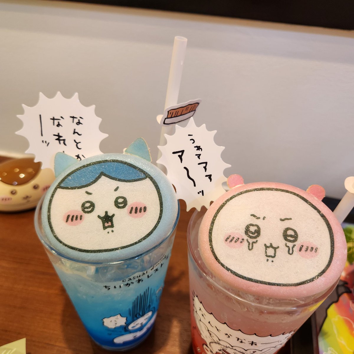 krkryyi's tweet photo. こちらも念願の初常設ちいかわレストラン🍴
あ・く・むは今ちょうどアニメでやってるホットなネタなので注文🐘
草むしりティラミスはピンセットで抜いたローズマリーが絶妙に草の味を醸してる🌿
討伐クリームソーダ、普通にうますぎる https://t.co/PBPrlxfeio
