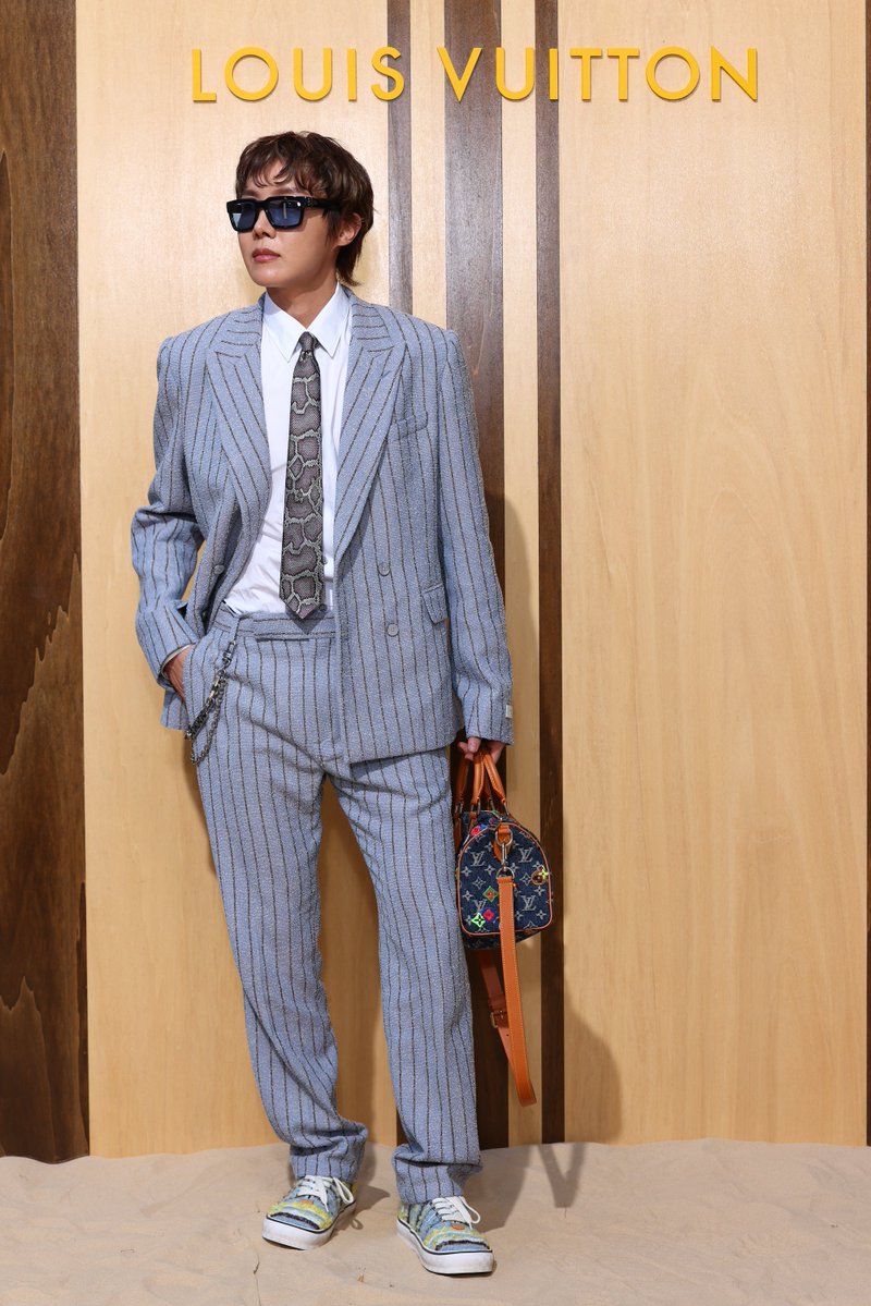 lessencestudios's tweet photo. Louis Vuitton global brand ambassador J-Hope in attendance at the Louis Vuitton Men’s Spring/Summer 2027 show at Paris Fashion Week.

#JHope #LVMenSS27 https://t.co/jSa6KvX8W8