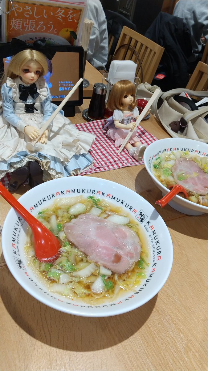 sharrywest's tweet photo. 神戸お出かけとすみかでの撮影の後は大阪に戻ってラーメン屋さんで夕食を。
先に準備しておいて、注文の品が来たらパッと出して即撮影そしてしまってから冷めないうちに美味しくいただきました。
ご馳走さまでした。 https://t.co/20OLkmrWS2