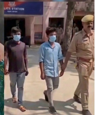 SureshK84772's tweet photo. 2 सगे भाई ने अपनी छोटी बहन के साथ 1 साल तक गलत संबंध बनाए। बहन की निजी वीडियो भी बना कर रखे थे।
डर और बदनामी की वजह से किसी को कुछ भी बताने की हिम्मत नही जुटा पा रही थी।

लेकिन पिछले कुछ दिन पहले उसका मंगेतर घर आया तो उसने सब कुछ उसे बता दिया।

मंगेतर ये सब बात सुनकर शॉक हो गया फिर लड़की को लेकर थाने पहुँच गया।
पुलिस ने दोनों भाइयों के खिलाप केस दर्ज करके अरेस्ट कर लिया।

ऐसे दरिंदे भाइयों को क्या सजा होनी चाहिए
उम्रकैद ?
फांसी ?