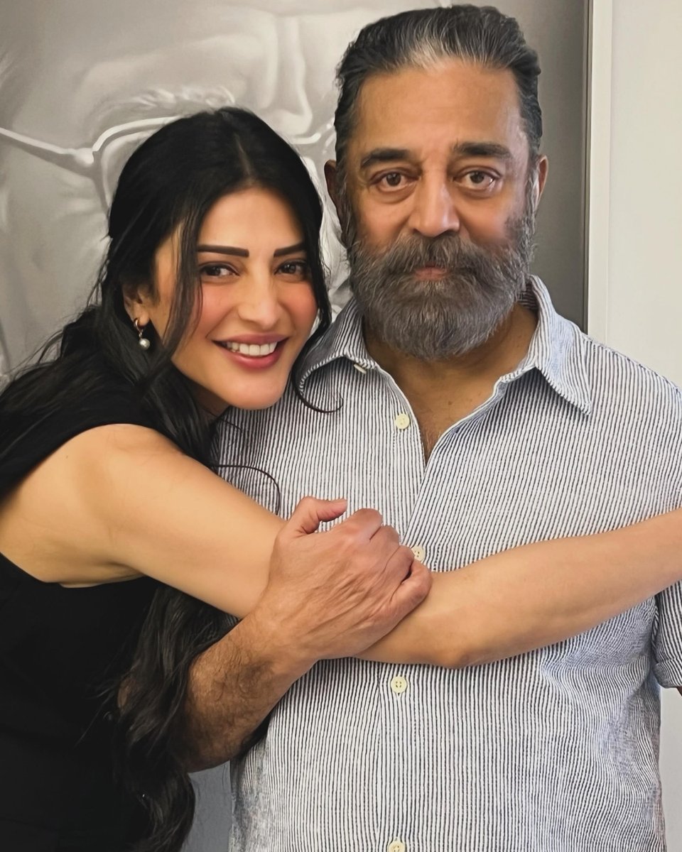 IndiaToday's tweet photo. #InPic| Shruti Haasan shared a heartfelt belated Fatherβs Day post featuring her time with father Kamal Haasan. She expressed deep love and admiration, calling him her βAppaβ and praising his kind heart and brilliant mind, along with a sweet affectionate caption.
#IndiaTodaySocial #ShrutiHaasan #KamalHaasan #FathersDay #IndianCinema #ShowMO