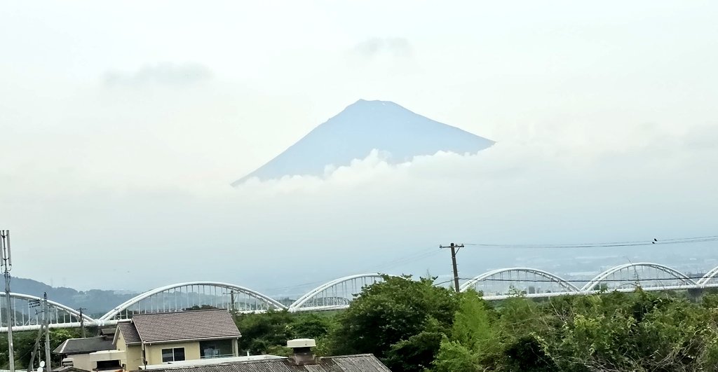 elcat1963's tweet photo. 今日は大阪へ！
任務＋αの完了で帰ります
今週末は神戸でパーティーもあるなぁ…(笑)
長いぞ今週
富士山は曇りでAI処理を！

#富士山
#新幹線
#東京出張
#東海道新幹線 https://t.co/hMvFXiMMez