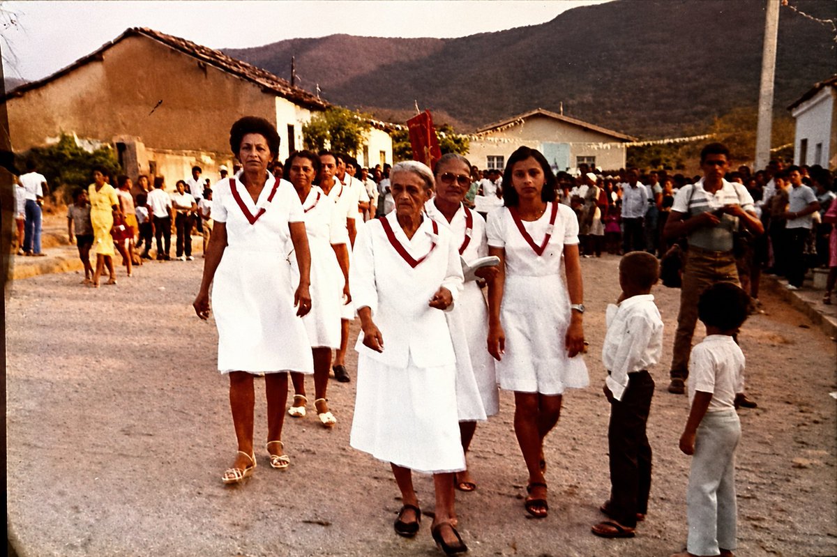 Kaykysneves's tweet photo. Procissão de Nossa Senhora Mãe de Deus e dos Homens (198?). Ao centro, Fiota (avó de Corina), e ao lado esquerdo, Glória (mãe de Marilene Dias)
Ao lado, foto melhorada com o chat GPT. https://t.co/GuoEmRXjG9