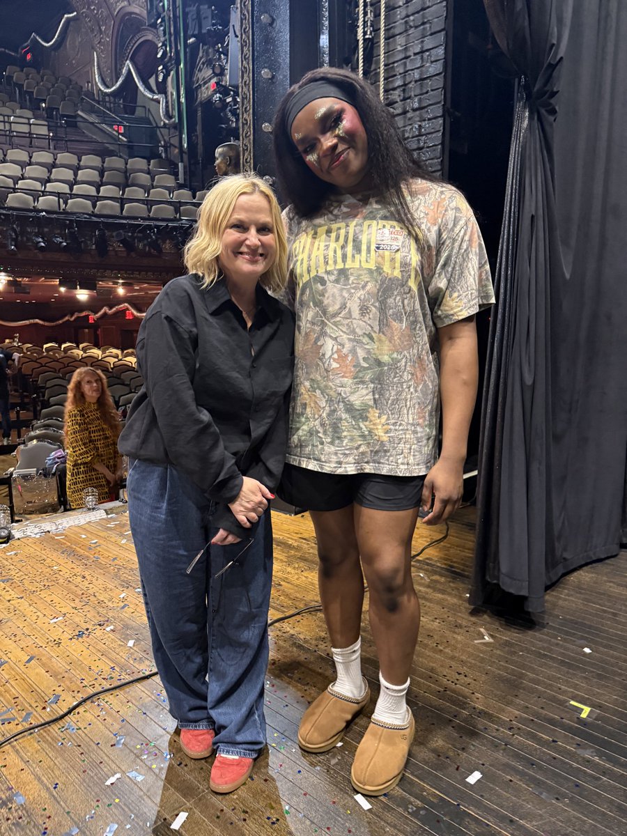 Anania00's tweet photo. I JUST MET AMY POEHLER 😭😭😭 https://t.co/0tDTGGAwrq