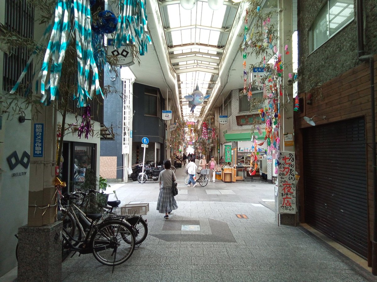 demachiself's tweet photo. 7月３.4日の出町名物七夕夜店。予報では台風も過ぎ去り影響はなさそうですね。ところで七夕夜店っていつから始まったんでしょう。俺、知らないワ。たぶん４０年ほど前だと思います。桝形村の年配さんに聞いたらもう昔過ぎて覚えていないとの事です。桝形の組合ができて４９年だからそれ以前ではないね https://t.co/WpmOeUtc1B