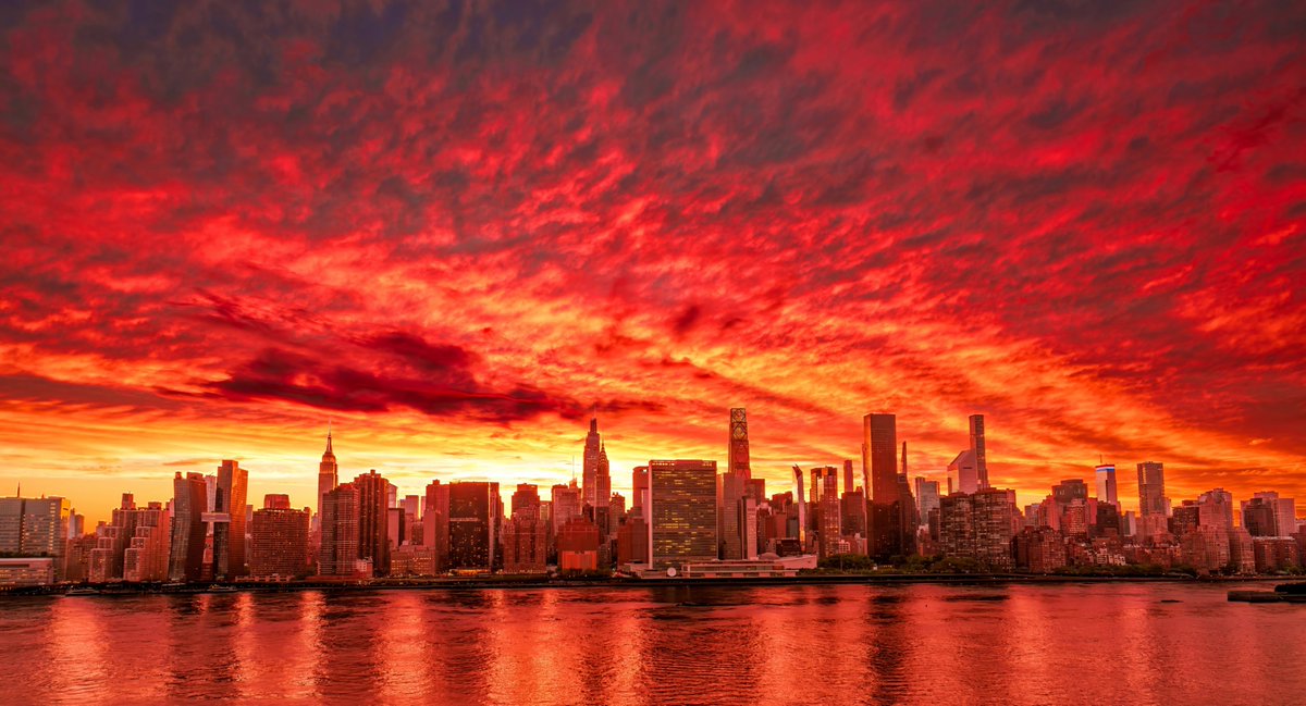 isardasorensen's tweet photo. Fiery #sunset skies above #NYC tonight. #NewYork #NewYorkCity https://t.co/1zyBiL2Nug