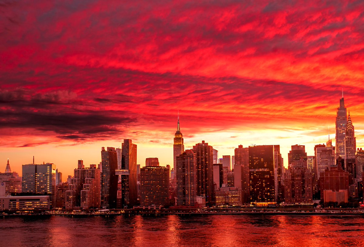 isardasorensen's tweet photo. Fiery #sunset skies above #NYC tonight. #NewYork #NewYorkCity https://t.co/1zyBiL2Nug