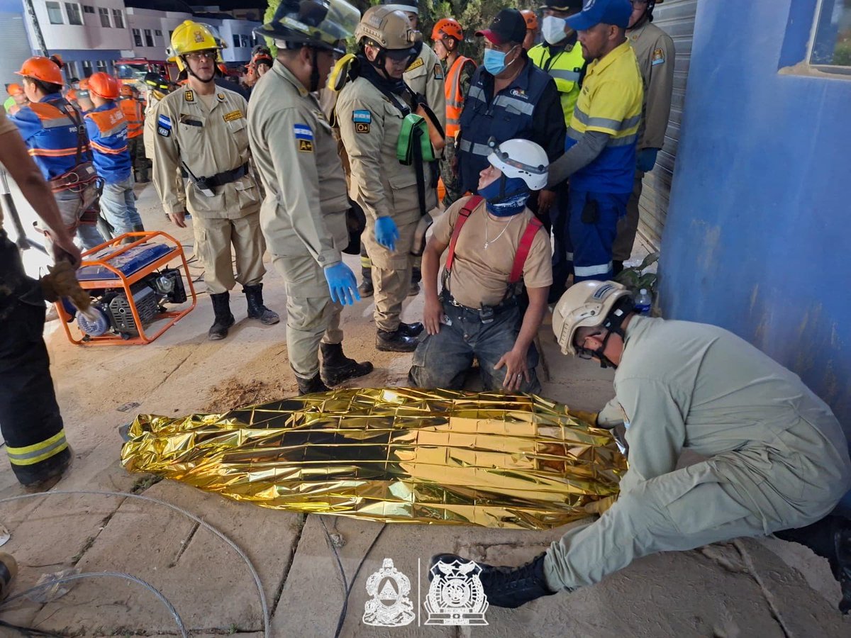 BomberosHn's tweet photo. 🚨Confirmamos el hallazgo y la recuperación de un cuerpo del sexo femenino correspondiente al nombre de Claudia Suyapa Garay de 46 años, la cual quedó soterrada en una bodega ubicada en las inmediaciones del anillo periférico de la capital.

Seguimos trabajando en la búsqueda. https://t.co/UlLBi9I7h5