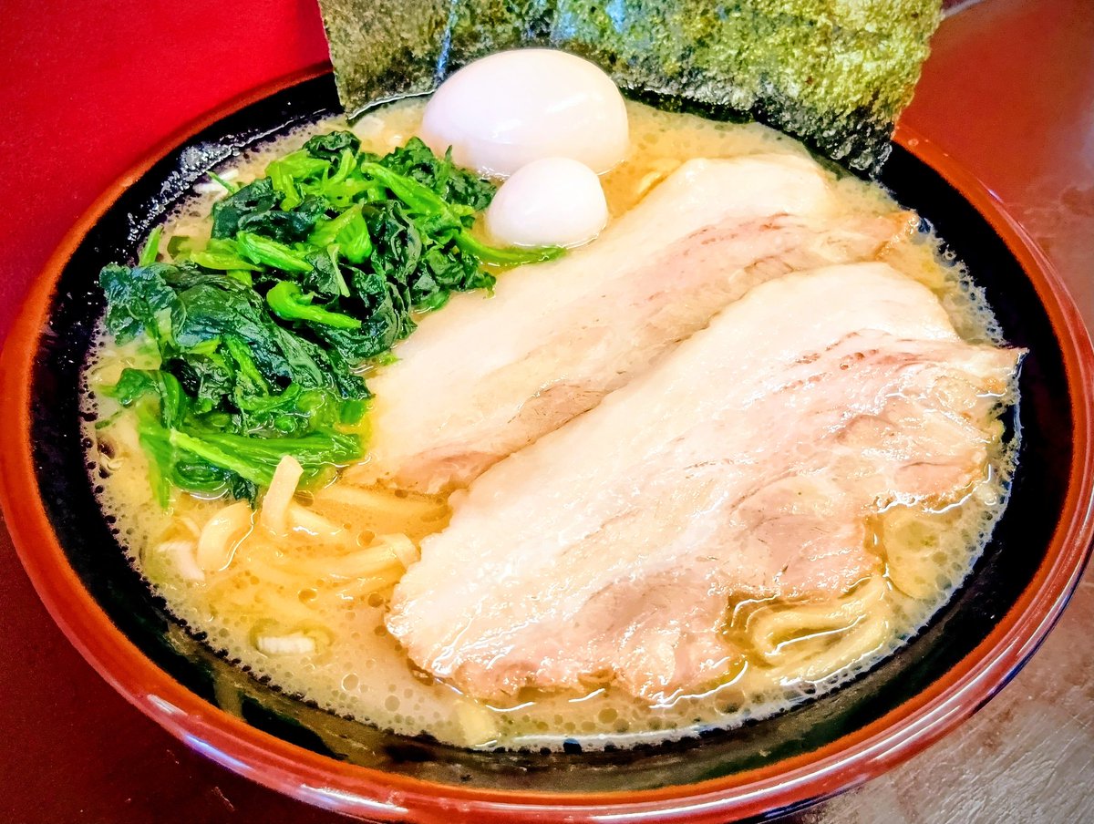 tontokotong's tweet photo. 本日は豚骨醤油ラーメン(大盛)+味玉！中太麺がスープに絡んで､小麦の甘さと旨みが醤油豚骨に引き立てられて美味しい！チャーシューも豚の薫り良く旨い！うずらの卵､ほうれん草もスープに合って美味しい！味玉もトローりと半熟で旨し！大満足！#ラーメン #豚とことん #伊奈町 #埼玉県 https://t.co/r38veyLBbr