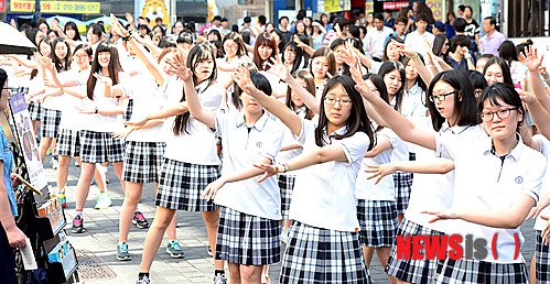 770815sm's tweet photo. @lucas_liness こういった何気ない写真は、そんなに白くは見えない。
K-POPとか化粧してたら白く見えるんじゃないのかな？ https://t.co/S6yRgLzzii