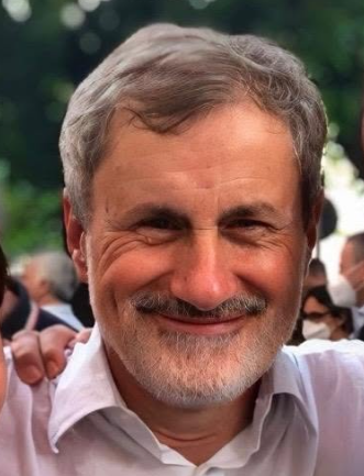 antipentac52268's tweet photo. "OGGI".
Oggi non tornerà a essere un uomo libero.
Per il semplice motivo che non ha mai smesso di esserlo.
Oggi varcherà quel cancello e proseguirà, fuori, la battaglia di una vita.
La stessa che ha continuato a combattere senza sosta in questi mesi, dall'interno di una cella.
E, da domani, tutti coloro che gli hanno voltato le spalle, che hanno fatto finta di non conoscerlo, che si sono dimenticati di lui mentre era vittima della più vergognosa persecuzione giudiziaria della recente storia italiana, potranno solo abbassare lo sguardo per la vergogna.
Perché di Gianni Alemanno si possono anche non condividere fino in fondo alcune scelte contingenti.
Ma Gianni Alemanno è sempre stato e sempre sarà un uomo integro, oltre che un militante indomito.
Uno dei figli migliori di una generazione che ha visto troppi dei suoi protagonisti smarrire penosamente la via.