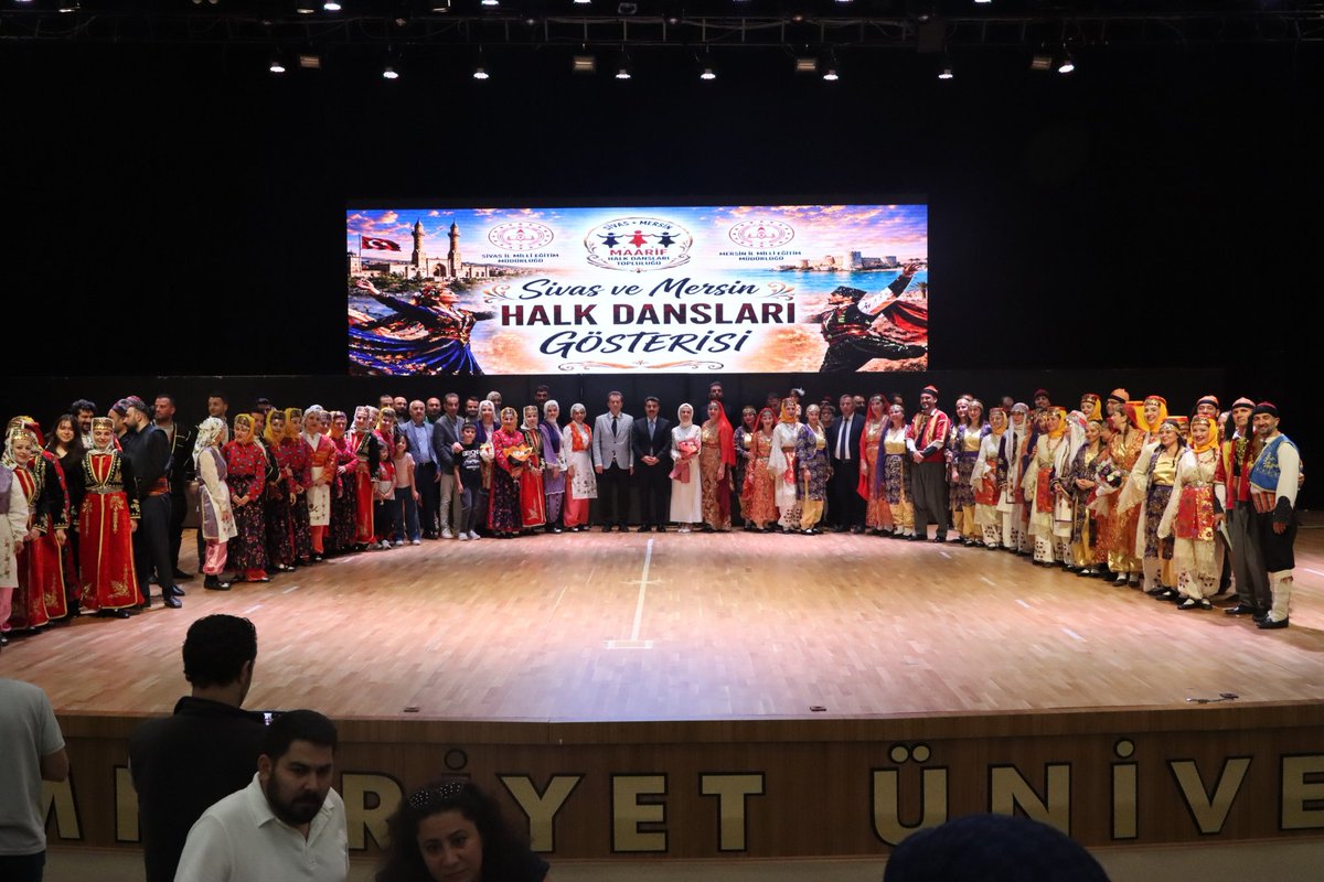 sivasmem's tweet photo. Millî ve manevi değerlerimizin yaşatılması, kültürel mirasımızın korunarak gelecek nesillere aktarılması amacıyla Mersin İl Millî Eğitim Müdürlüğü iş birliğiyle düzenlenen "Toroslardan Kızılırmak'a Maarif Halk Dansları Gösterisi" büyük bir coşkuyla gerçekleştirildi.
@tcmeb
@Yusuf__Tekin 
@valisimsek 
@erdogan_fatih66