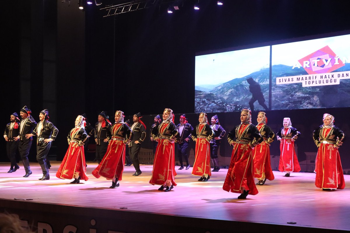 sivasmem's tweet photo. Millî ve manevi değerlerimizin yaşatılması, kültürel mirasımızın korunarak gelecek nesillere aktarılması amacıyla Mersin İl Millî Eğitim Müdürlüğü iş birliğiyle düzenlenen "Toroslardan Kızılırmak'a Maarif Halk Dansları Gösterisi" büyük bir coşkuyla gerçekleştirildi.
@tcmeb
@Yusuf__Tekin 
@valisimsek 
@erdogan_fatih66