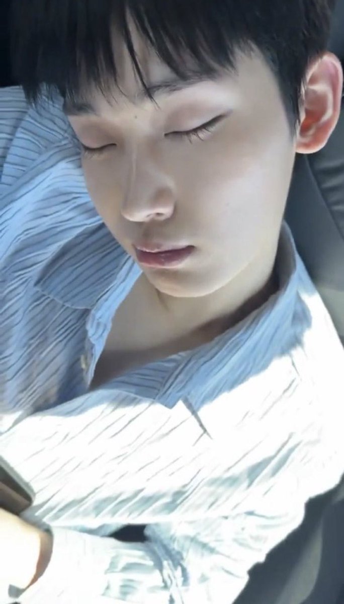infinitefoxz's tweet photo. KAHIT MATULOG ANG GANDA PA RIN PUTANGINANG MUKHA YAN SOBRANG GANDA https://t.co/nrJRjBmIlP
