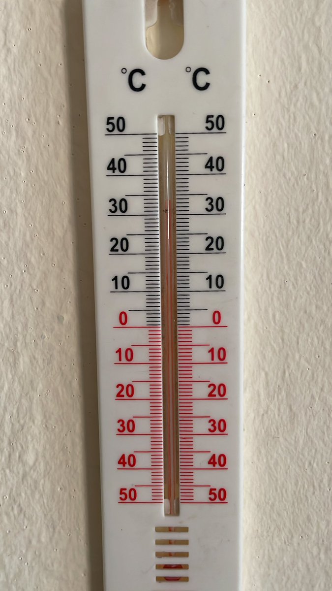 Agivanalvarez's tweet photo. @educacyl @jcyl @EducacionSV que tiene que ocurrir para tener un comunicado de que se suspenden las clases? 
Con 35 grados en un aula, a las 09:00; ¿creéis que puede haber 25 niños? 
¿Que temperatura tenéis vosotros en la oficina? https://t.co/GqQRoiok6o