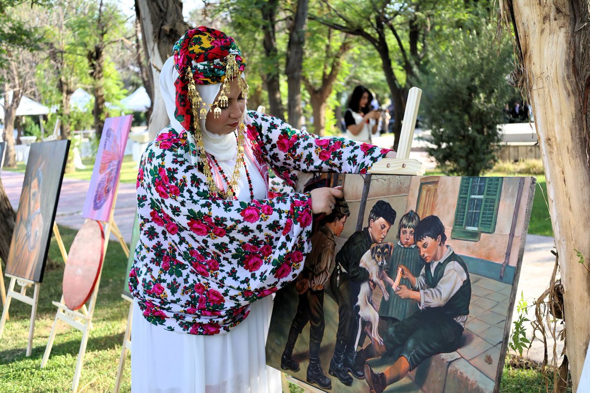 BarzaniCF's tweet photo. Colors Speak Louder Than Pain!

On World Refugee Day, we witnessed the creativity and resilience of people who, far from their homeland, told their stories of perseverance through paintings and handmade crafts.
The exhibition was more than just a display of artwork; it was a celebration of hope that touched the hearts of attendees, who warmly embraced and admired every piece on display.