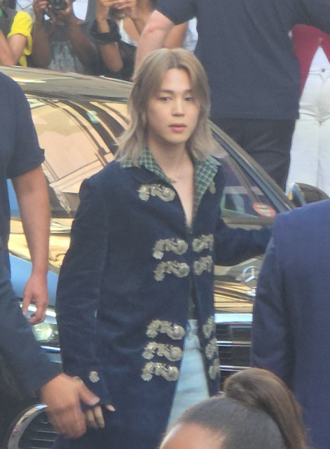AboutMusicYT's tweet photo. Jimin has arrived at the Dior Fashion Show in Paris. https://t.co/QhIjgWwnmJ
