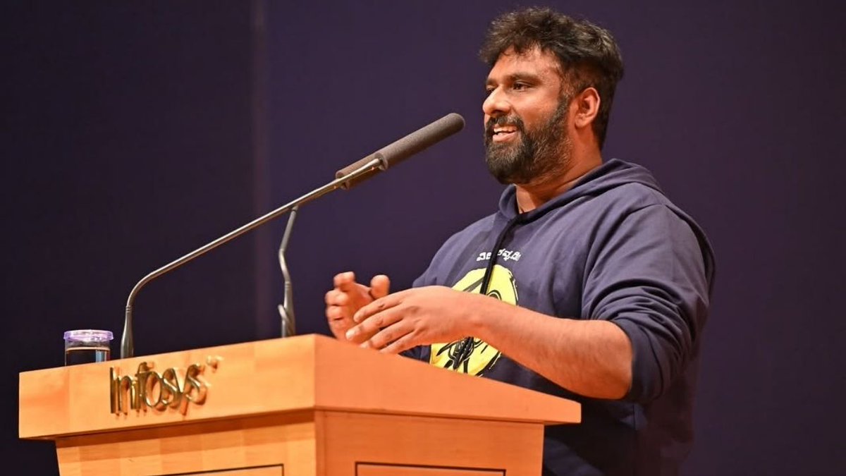 AsianetNewsSN's tweet photo. ಹೀರೋಯಿನ್ ಬರದೇ ನೀನ್ಯಾಕೆ ಬಂದೆ! ಡೈರೆಕ್ಟರ್ ಸಿಂಪಲ್ ಸುನಿಗೆ ಕ್ಲಾಸ್ ತಗೊಂಡ ಅಜ್ಜಿ!
https://t.co/mugjj5OLIJ
#SimpleSuni #Sandalwood https://t.co/1eb1Phgauq