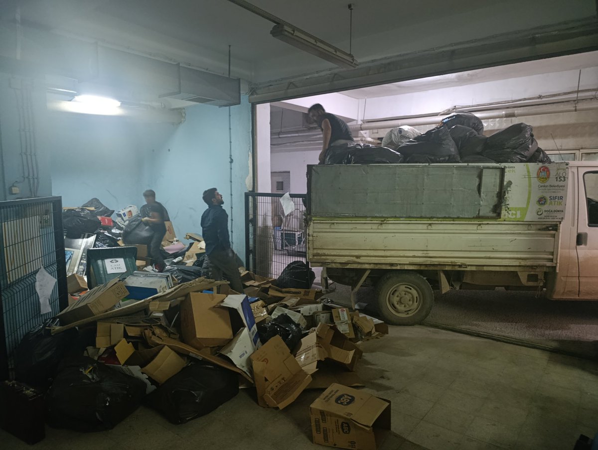 cnkrdftrdrlg's tweet photo. Sıfır atık hesaplamalarına göre; 12300 kg kağıt atığın kazanımları;

- 209 ağaç
- 50430 kWh elektrik tasarrufu
- 344,4 m3 su tasarrufu
- 2177,1 kg sera gazının önlenmesi. https://t.co/WTfZy8H5Ju