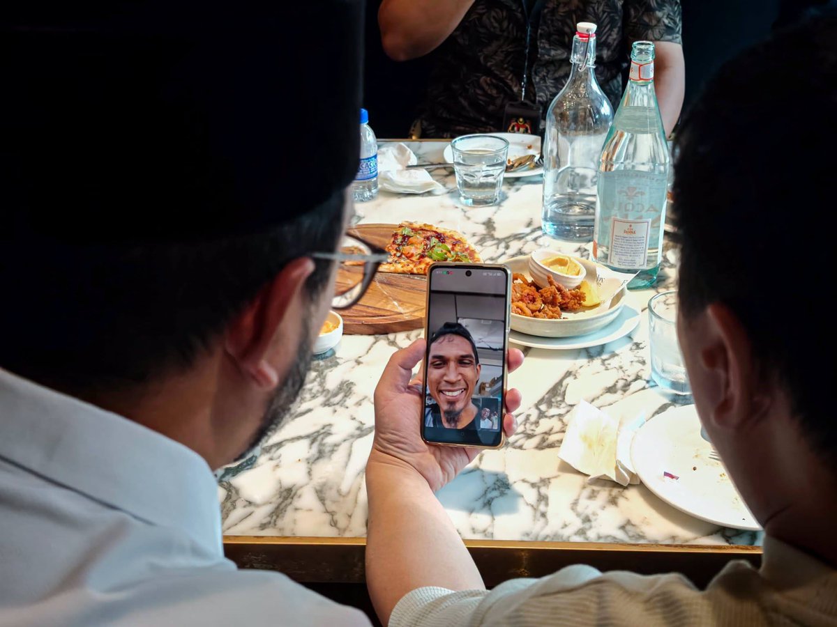 DrZulkifliHasan's tweet photo. Sebab kawan tetap kawan, tak kira latar belakang. #KitaKawan   

Alhamdulillah, seronok sembang dengan Sdra. Dicky Yau. Kisah persahabatan beliau dengan Abang Minyak hitam jalanan original (Sdra. Mohd Yusof Mohd Noor) memang betul-betul menginspirasikan kita semua.   

Apa yang menarik, kalau tempoh hari ada pelajar sains SMK Labis, Ng Kar Ting yang tular sebab berbalas pantun dengan PMX, Sdra. Dicky pula buat kami kagum sebab beliau masih hafal dan fasih membacakan doa-doa yang dipelajari zaman sekolah di Sabah dulu di depan kami. 

Toleransi dan rasa hormat yang sangat mahal!  

Islam mengajar kita untuk saling mengenali dan berbuat baik sesama manusia (Surah Al-Hujurat: 13). Sebab itu, menerusi kempen #KitaKawan, saya bersama Sdra. Dicky dan Sdra. Yusof nak gerakkan anak muda ke arah keharmonian. Tolak hasutan, buang fitnah, kita bina negara dengan nilai luhur.  

Projek seterusnya? Tunggu program khas anak muda bersama jenama minyak enjin, REPCO yang bakal menyusul!   

Sebelum ini, Jabatan Perdana Menteri (Hal Ehwal Agama) telah menggerakkan beberapa program Barakah Pit Stop - pusat sehenti dan ruang rehat khusus untuk penunggang motosikal p-hailing serta pemandu e-hailing di Masjid Wilayah Persekutuan.  

Sempat juga hadiahkan Sdra. Dicky minyak wangi yang saya beli sewaktu tunaikan haji di Mekah; selain hadiah lain daripada @YAPEIM_Official dan @rasmi_YWM  tanda ingatan kami.  

Kami juga buat panggilan video dengan Sdra. Yusof yang tidak dapat sertai pertemuan kali ini kerana sedang bekerja. Insya-Allah, ada rezeki saya dan pasukan akan aturkan pertemuan sekali lagi dengan Sdra. Yusof.   

Pada April 2026 lepas, saya, @Tabung_Haji dan @TVAlhijrah serahkan hadiah dua tiket penerbangan umrah kepada Sdra. Yusof.

Ayuh, raikan perpaduan saudara setanah air! 🤲🇲🇾  

#SebarkanSalam #MadaniMembantu 

📸 Shafiq (Media Menteri Agama)