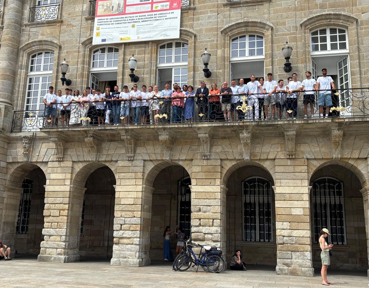 abal_marta's tweet photo. Onte tivemos a honra de recibir en Raxoi á SD Compostela para celebrar o seu merecido ascenso á Segunda Federación.
Un logro construído con esforzo, traballo en equipo e unha afección que nunca deixou de crer.
Parabéns, Compos! 💙⚽️
#SDCompostela #Raxoi #SegundaFederación https://t.co/gvGrgzCCLe