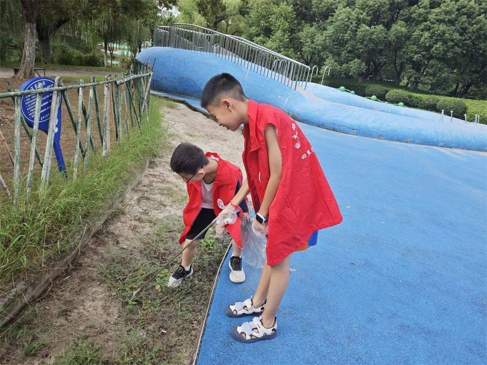 Patricklee0415's tweet photo. Join our neighborhood park cleanup this Saturday 9am! Bring gloves u0026 water—together we’ll spruce up our shared space. Meet at the main playground entrance! https://t.co/rDuesryhPA