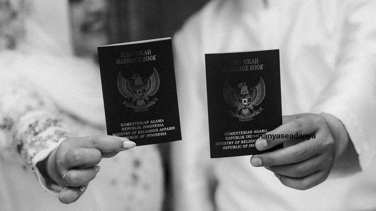 nanyaseadanya's tweet photo. kalau ditanya caraku beresin pinjol sambil nabung buat nikah sih begini :

1. catat semua utang sedetail mungkin
aku catet di sheet mulai nama apknya, pokok pinjamannya, cicilannya berapa, kapan jatuh temponya sama dendanya. ini tuh biar ga ada yg kelewat dan aku tau kondisi keuanganku sebenarnya.

2. tentuin prioritas pelunasan
ini juga penting ya. oh ya prioritas tiap orang beda-beda. ada yg fokus ke bunga paling gede, ada yg ke nominal paling kecil dulu, dll. nah disini aku pilih sesuai kondisi dan kemampuanku saat itu.

3. alokasikan gaji
waktu itu sekitar 70–80% gajiku langsung aku sisihkan buat bayar cicilan. sisanya baru buat kebutuhan hidupku & nabung dikit.