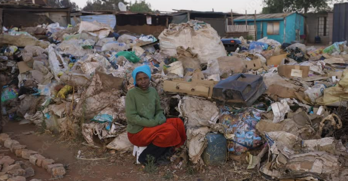 DONNYZ12's tweet photo. @ChrisExcel102 And the ANC leave masses in Poverty, Wake up please https://t.co/YhofcOjFTO