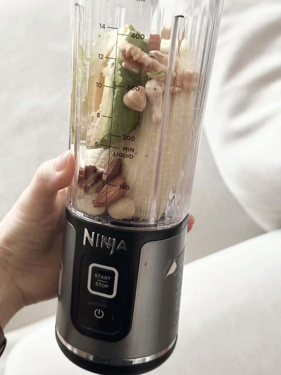 daylifes2's tweet photo. 아보카도 바나나 스무디에 견과류까지 넣으면 정말…. 마싯음 !! 🍌🥑🥛 https://t.co/ezJl5zMYHz