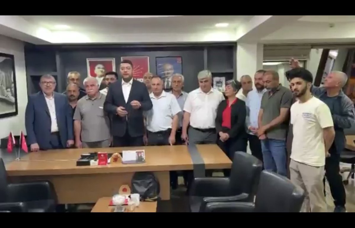 barisyarkadas's tweet photo. CHP Malatya İl  Başkanı olarak göreve atanan Hakan Satılmış ve arkadaşları kapıyı çilingirciye açtırarak binaya girdi. https://t.co/W71LpQ2zuE