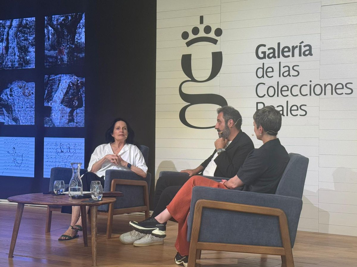 PatrimNacional's tweet photo. "Las piedras del cielo" es el proyecto de Isabel Muñoz para Cuadernos de Campo III📸

En el #MartesEnLaGalería disfrutamos de un encuentro de la artista con Antonio Sánchez Luengo, subdirector de la Galería y María Santoyo, directora de @photoespana.

▶️https://t.co/zdnvp42snC https://t.co/wjrnqlY9Sg