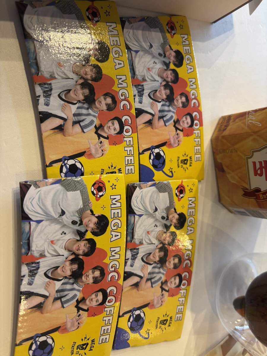 bbk_akr's tweet photo. 昨日文句言ってたチングが韓国から4つも持ってきてくれた（笑）
いっこ違うカプホが付いてたから、男やのにわざわざEXOのやつに変えてもらったらしくて（笑）
ケチ野郎！とか文句言っててごめん🤣🤣 https://t.co/34on9D17Hd