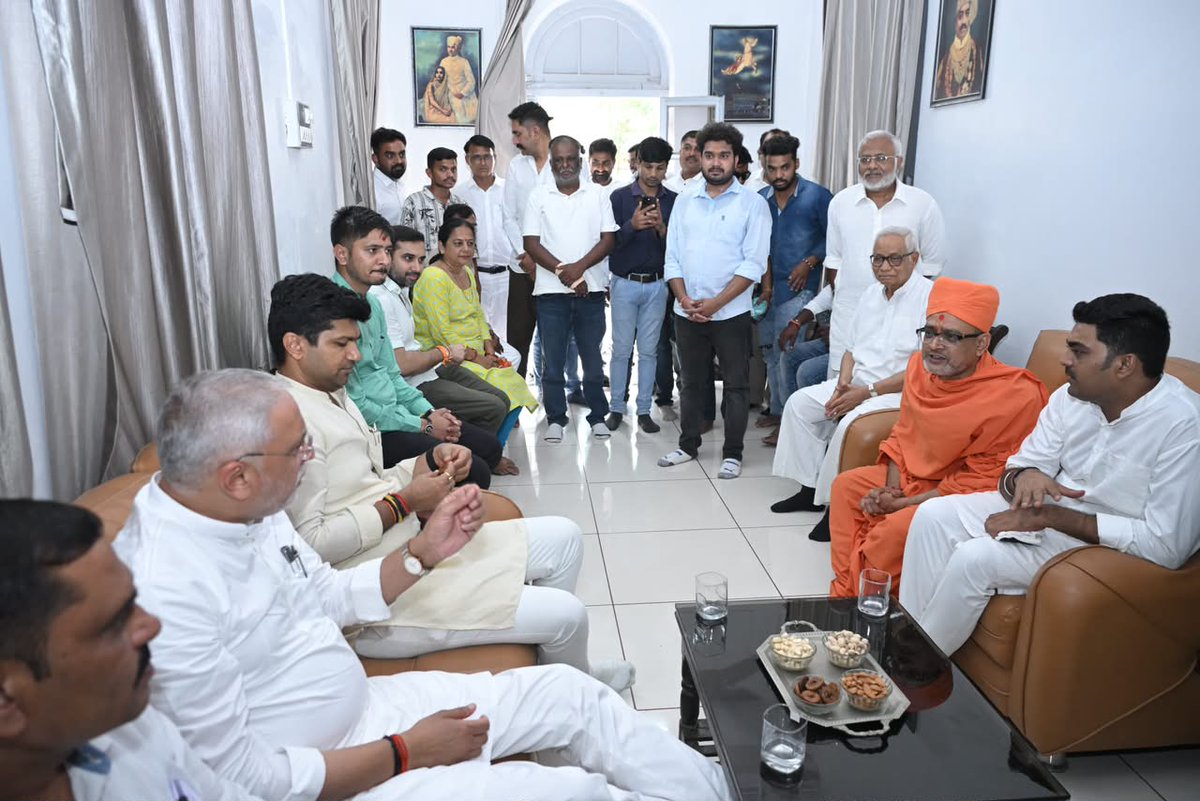 iJagdishBJP's tweet photo. સંતોની વાણીમાં જ્ઞાન છે, અને તેમના આશીર્વાદમાં પ્રગતિના પથ છે!

નર્મદા જિલ્લાના પ્રવાસ દરમ્યાન અખિલ ભારતીય સંત સમિતિના નર્મદા જિલ્લા અધ્યક્ષ પરમ પૂજ્ય સ્વામી શ્રી સિદ્ધેશ્વરદાસજી મહારાજના દિવ્ય આશીર્વાદ પ્રાપ્ત કરવાનું પરમ સૌભાગ્ય મળ્યું. https://t.co/AaK7a7Xc6U