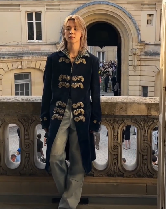 AboutMusicYT's tweet photo. Jimin gains attention with his prince visuals at the Dior Fashion Show. https://t.co/ngM5DcMwJt