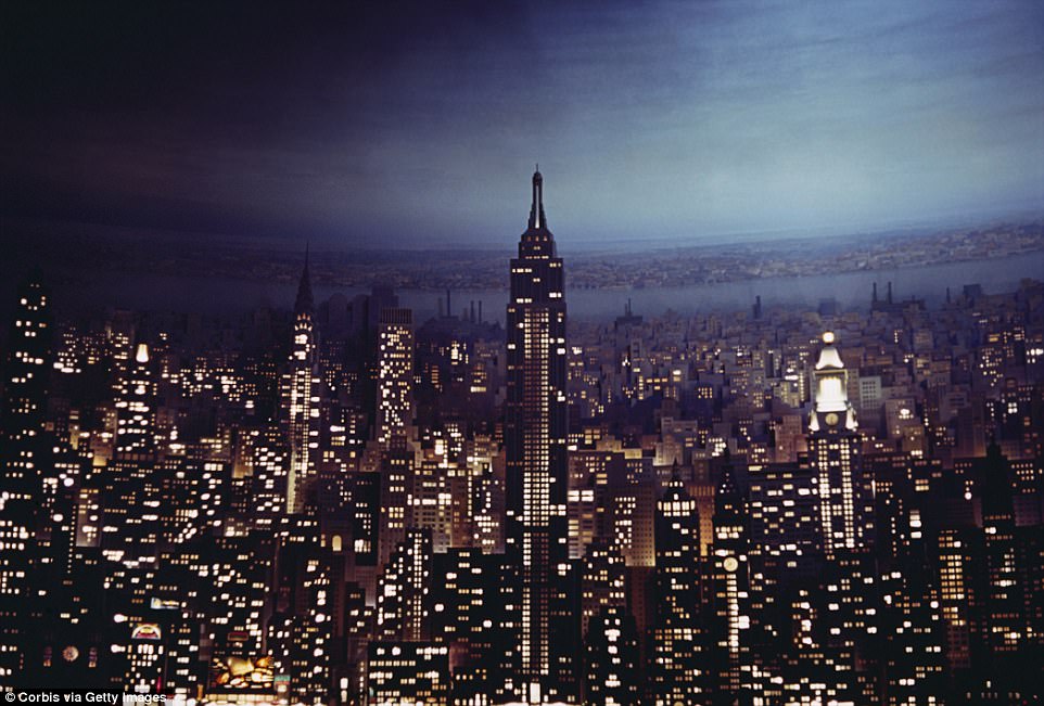 LRonLacy's tweet photo. Nightfall (📷 Peter Campbell)
#photography #photographers #NYWorldsFair1939 #ConEd #ConsolidatedEdison #CityofLight #1939NYWorldsFair https://t.co/b2FMMEphKd