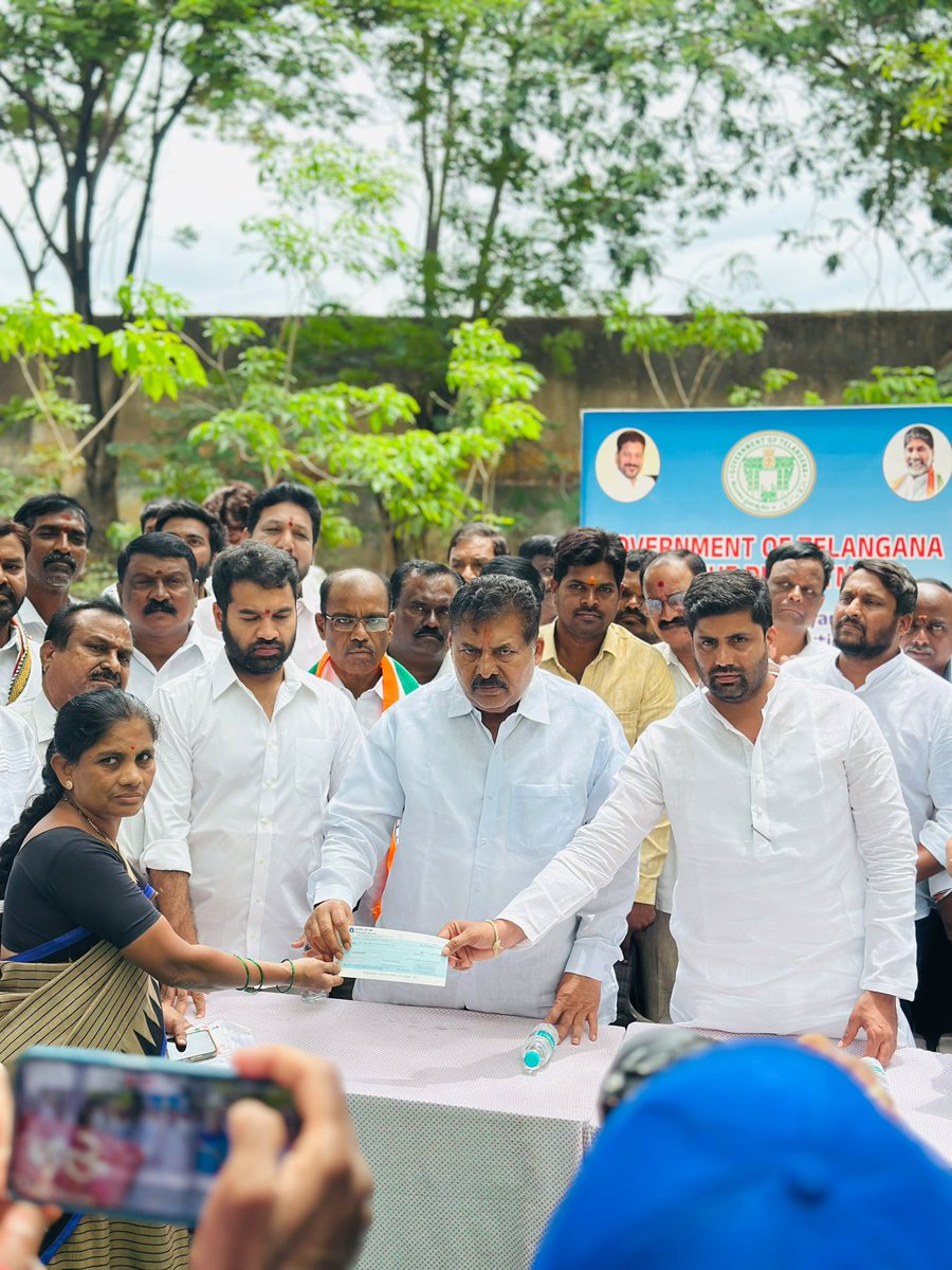 AKY_INCMP's tweet photo. ముషీరాబాద్ నియోజకవర్గంలో షాదీ ముబారక్ మరియు కళ్యాణ లక్ష్మీ పథకాల కింద మంజూరైన ఆర్థిక సహాయ చెక్కులను స్థానిక ఎమ్మెల్యే శ్రీ ముఠా గోపాల్ గారితో కలిసి లబ్ధిదారులకు పంపిణీ చేయడం జరిగింది.

రాష్ట్ర ప్రభుత్వం నిరుపేద కుటుంబాల ఆడబిడ్డల వివాహాలకు అండగా నిలుస్తూ, వారి ఆర్థిక భారం తగ్గించే లక్ష్యంతో ఈ సంక్షేమ పథకాలను సమర్థవంతంగా అమలు చేస్తుంది.

#AKY