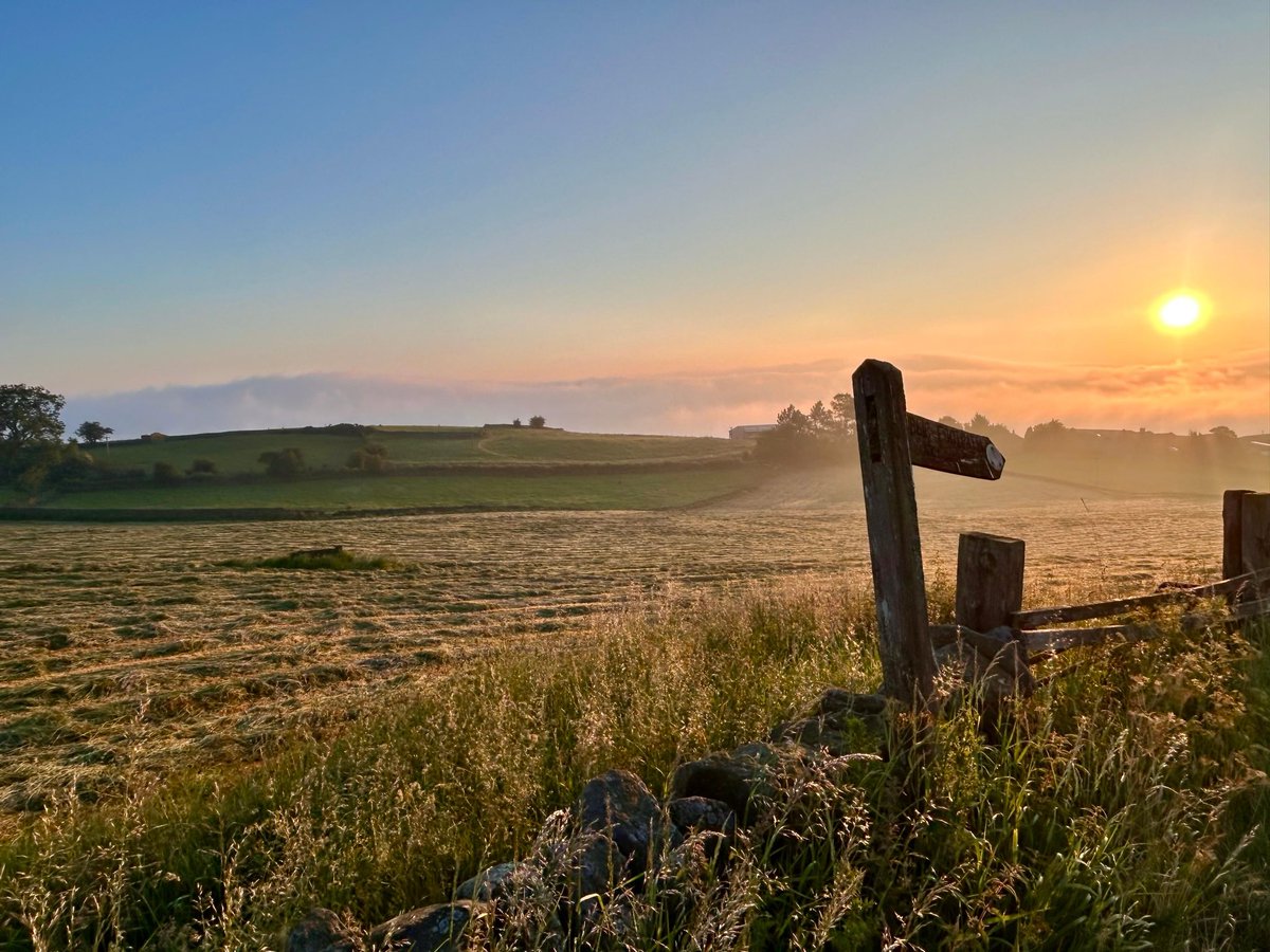 Hudsonweather's tweet photo. It’s been a tropical night across parts of Yorkshire &amp; Lincolnshire. Sheffield Weston Park has recorded its warmest June night on record (20.3C) in records which began in 1882. (Pic by NeilPen70, sunrise in Addingham) @WPWeather https://t.co/hn8HjH9L7g