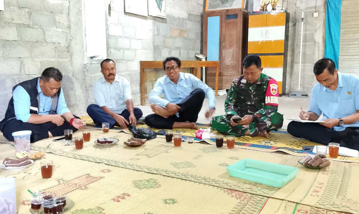 pendim0731's tweet photo. Babinsa Gerbosari Koramil 04/Samigaluh Kodim 0731/Kulon Progo Serka Ardiansyah bersama Bhabinkamtibmas, Selasa (23/6/2026), menghadiri pertemuan rutin Dukuh se-Kalurahan Gerbosari di rumah Dukuh Padukuhan Pengos A, Kalurahan Gerbosari, Kapanewon Samigaluh. https://t.co/KSzdSFmiiZ