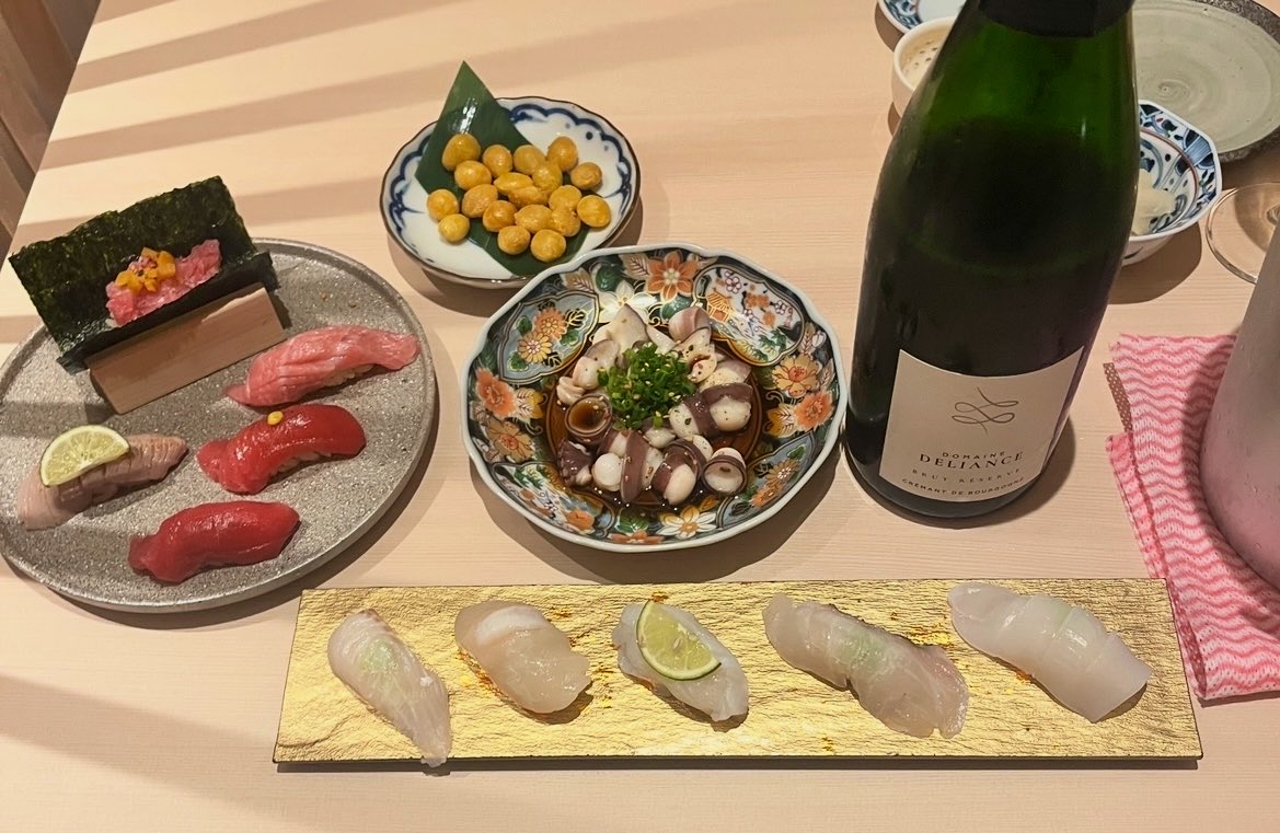 ______azuki_'s tweet photo. 📍日本橋 すし処 二ノ宮 恵比寿店

 【回らない寿司を一貫80円から】の二ノ宮
ほぼシャンパン🥂のクレマンドを持ち込ませていただき今月も行ってきた

🐙タコ吸盤ポン酢
🐟白身魚の梅肉和え
🍣すだち塩づくし5貫
🍣炙りづくし5貫

これからの暑い季節に爽やか清涼感の組み合わせです https://t.co/7ke6XVRm5k