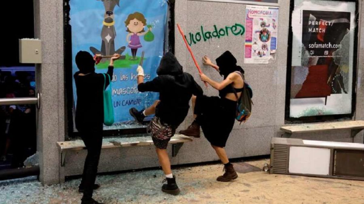 DrCroydon's tweet photo. @VickyDavilaH Díganle a Ana Cristina Restrepo que algunas feministas se comportan como generales nazis o que son tan violentas y atarbanas como el patriarcado que critican, a ver si reconoce esa comparación como libertad de expresión. https://t.co/GhjZlcslAb