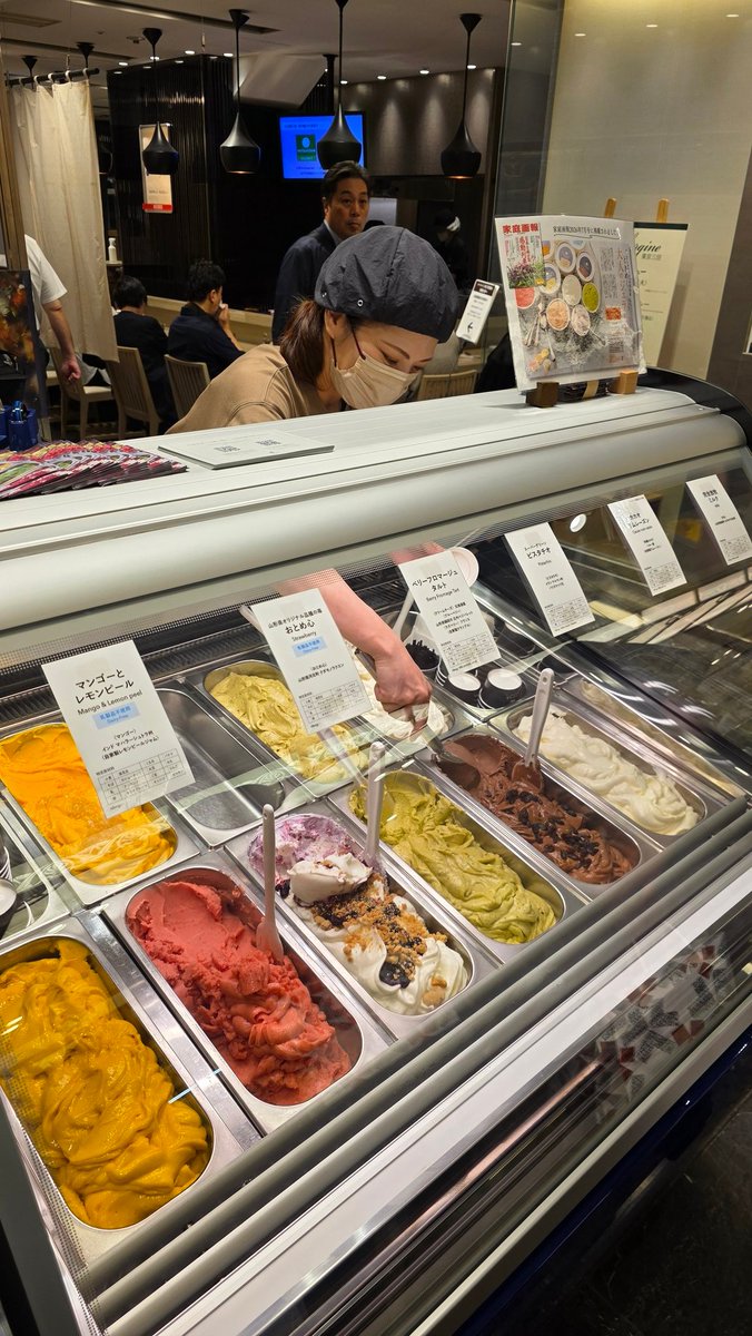 cretaro7373ufu's tweet photo. ちょっと待って、日本橋三越のあんこ博にいったら地下に山形からCOZAB GELATOさんきてる！！びっくり。滅多に催事でないらしく、今度のufuのアイスイベントのセレクションにもでてくれるのだ。山形の苺｢おとめ心｣のジェラートはぜひ食べてほしい！ https://t.co/5li8zk4IT5
