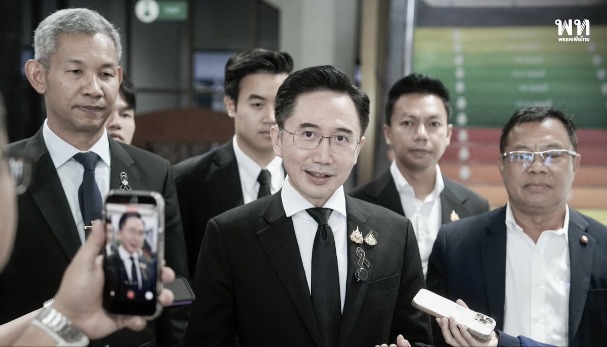 PheuThaiParty's tweet photo. ศ.ดร.ยศชนัน กล่าวถึงวิสัยทัศน์ของโครงการว่า ความรู้คือเครื่องมือสำคัญที่จะช่วยเปลี่ยนโอกาสให้กลายเป็นความสำเร็จได้จริง ว่า ความร่วมมือกับ Meta ในครั้งนี้ถือเป็นความสำเร็จจากการประสานงานโดยตรง เพื่อนำเทคโนโลยีระดับโลกมาสู่ชุมชนเกษตรกรรมของไทย สิ่งสำคัญคือเครื่องมือและแพลตฟอร์มเหล่านี้เปิดให้เกษตรกรใช้งานได้ฟรี ซึ่งจะช่วยให้พี่น้องเกษตรกรสามารถทำตลาดออนไลน์ได้ด้วยตัวเอง ไม่ต้องผ่านพ่อค้าคนกลางอีกต่อไป ทำให้ได้รับกำไรเต็มเม็ดเต็มหน่วยและมีรายได้เข้าสู่ครอบครัวโดยตรง นอกจากนี้ ยังเป็นการเปิดประตูให้ธุรกิจไทยมีศักยภาพพร้อมแข่งขันในตลาดต่างประเทศได้มากยิ่งขึ้น

#เพื่อไทย #ยศชนันวงศ์สวัสดิ์  #สุริยะจึงรุ่งเรืองกิจ #Meta #SBGA
