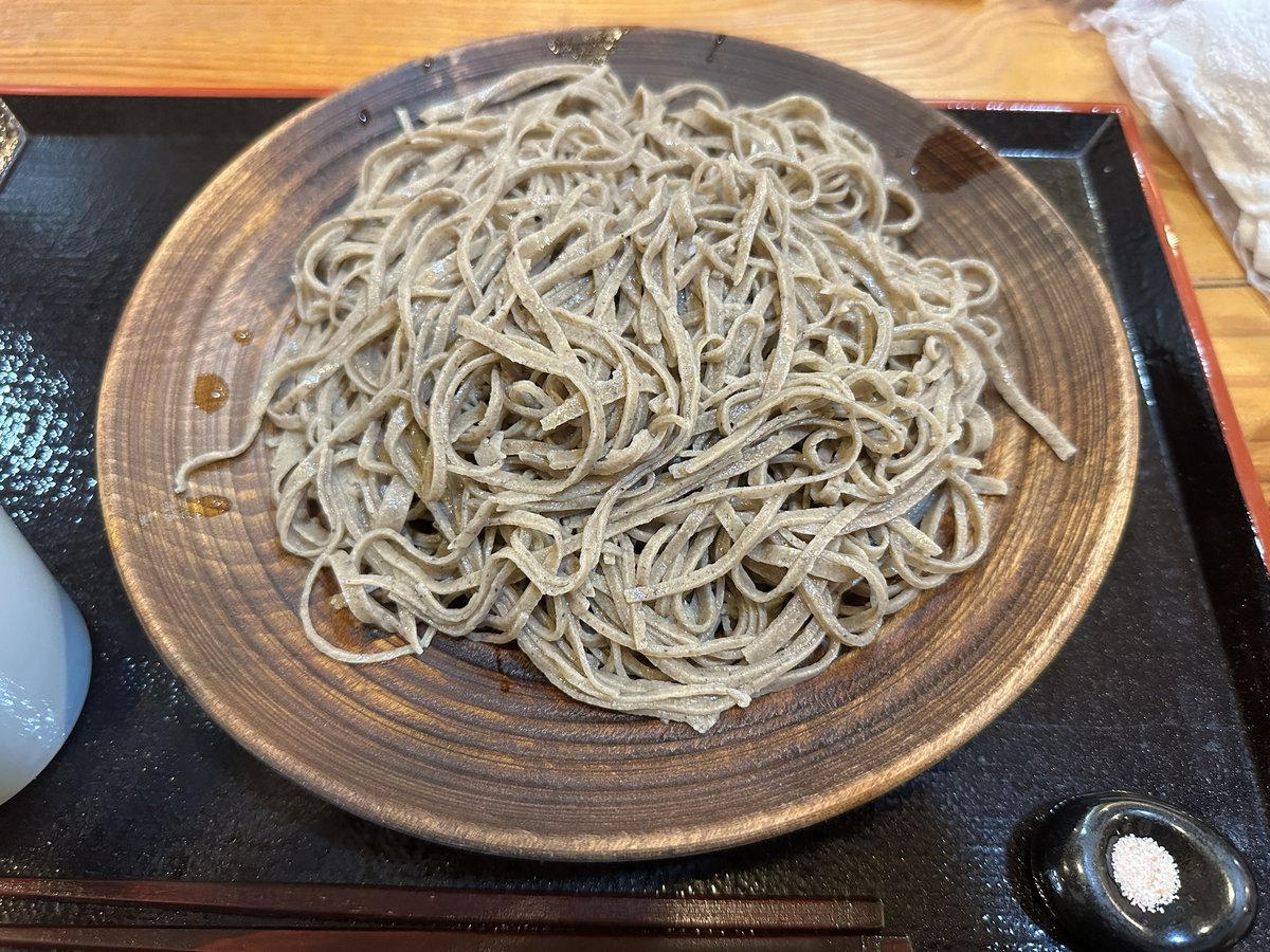 hittan_sub's tweet photo. 昨日、締めに食べよ思って食べ損ねてたので
お昼は、盛り蕎麦です。

まず、塩だけで食べて
それから、薬味加えたツユつけて食べるタイプのお蕎麦。

満足度たけぇ〜。 https://t.co/EJBeOxLS5z