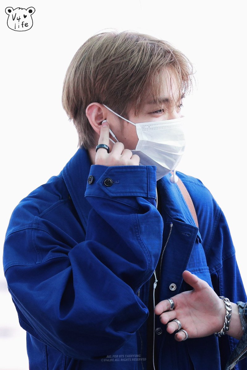 kthjjg's tweet photo. JUNGKOOK’S HAND IS SO DEMANDING IM YELLING https://t.co/leJ7plBtro