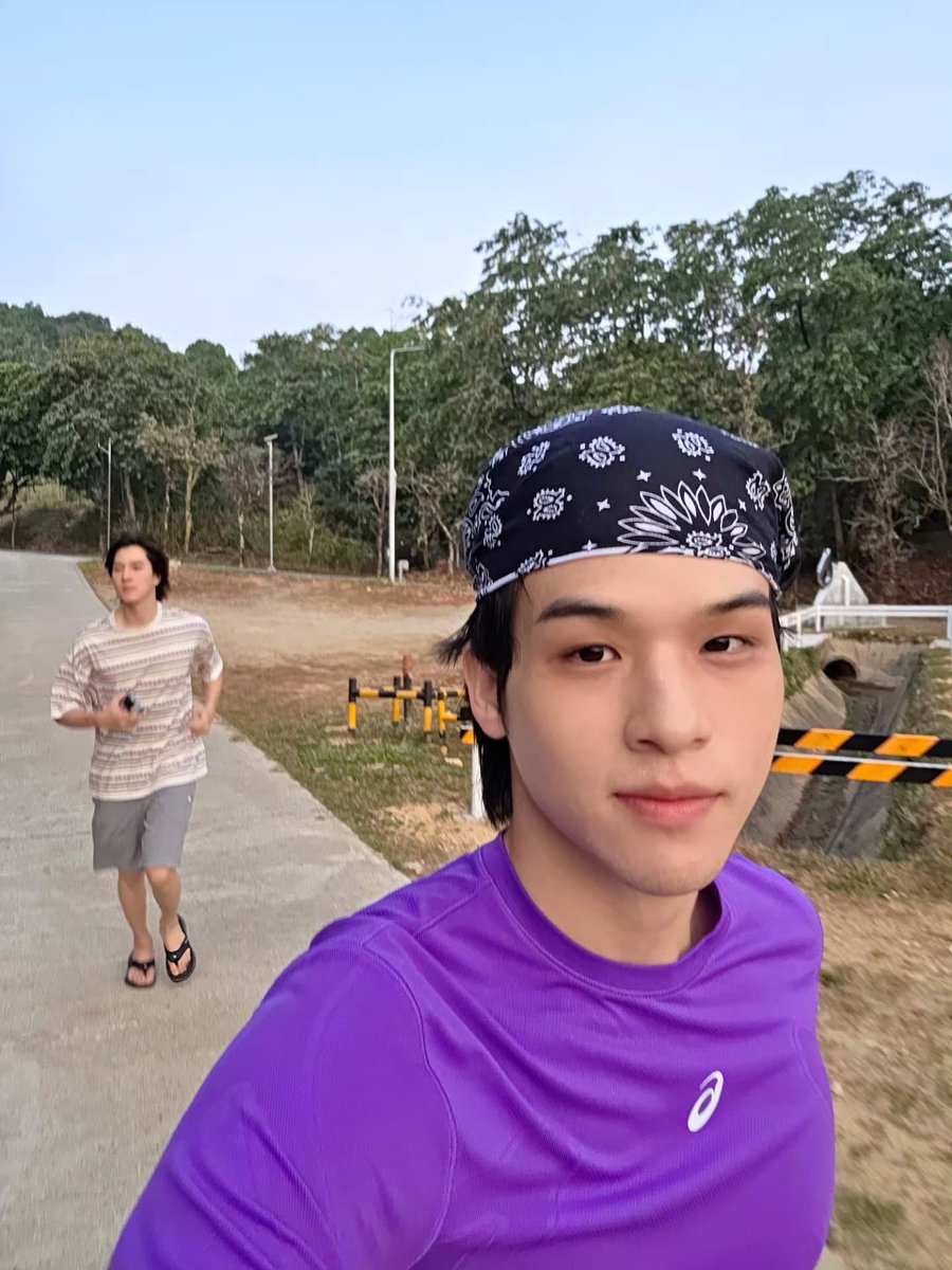 fivejooly's tweet photo. รักหมูอ่วรแค่ไหนดูเอา วิ่งจนป่วย ใส่แตะวิ่ง ขึ้นดอยฝนตกวิ่ง นานิพี่รู้แล้วค่ะ https://t.co/99WJF8AOeA
